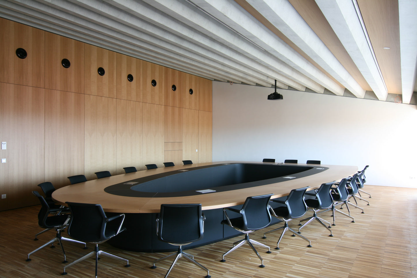 Moderner Veranstaltungsraum mit Sichtbeton-Rippendecke und großzügigen Fassadenöffnungen, Teil des neuen Saalgebäudes in Wettstetten.