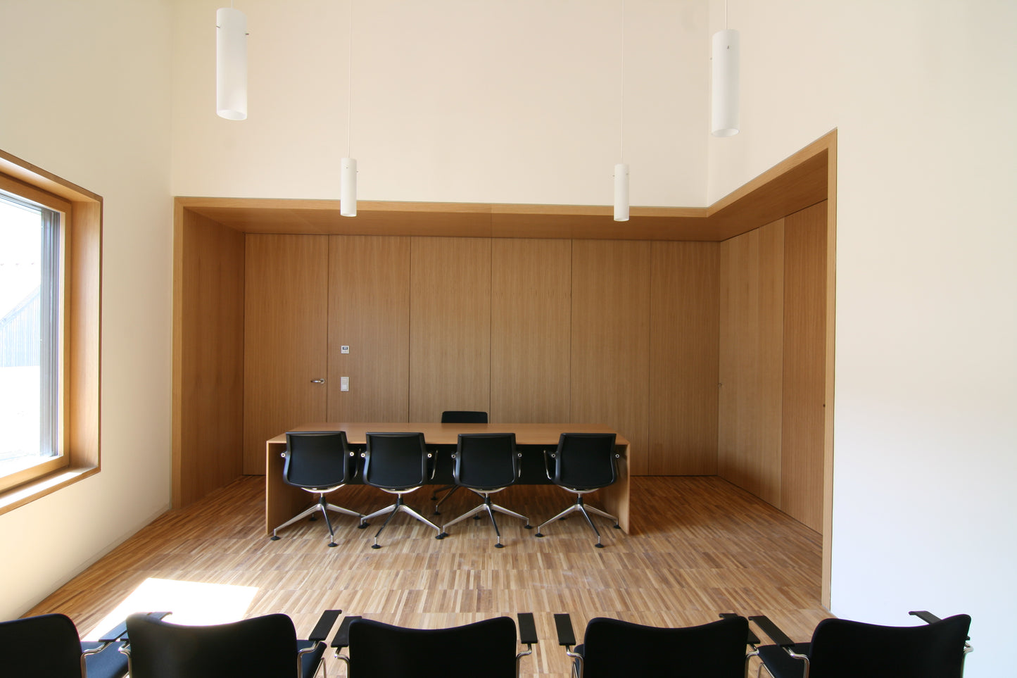 Trausaal innerhalb des Saalgebäudes in der neuen Ortsmitte von Wettstetten, mit passgenauen Einbauten und individuell angefertigten Möbeln