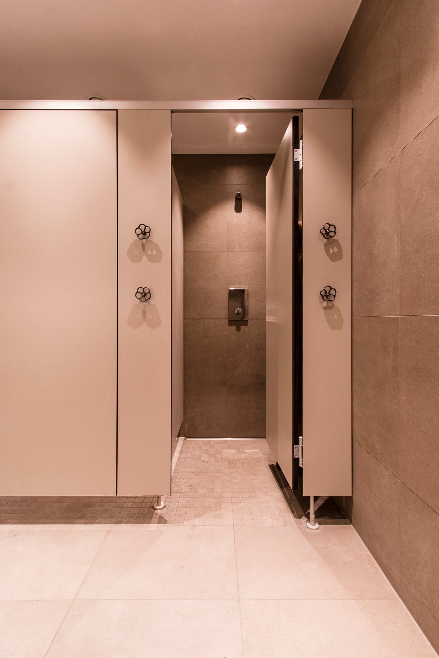 Hochwertig gestalteter Sanitärbereich mit optimal genutztem Raum und modernem Design.