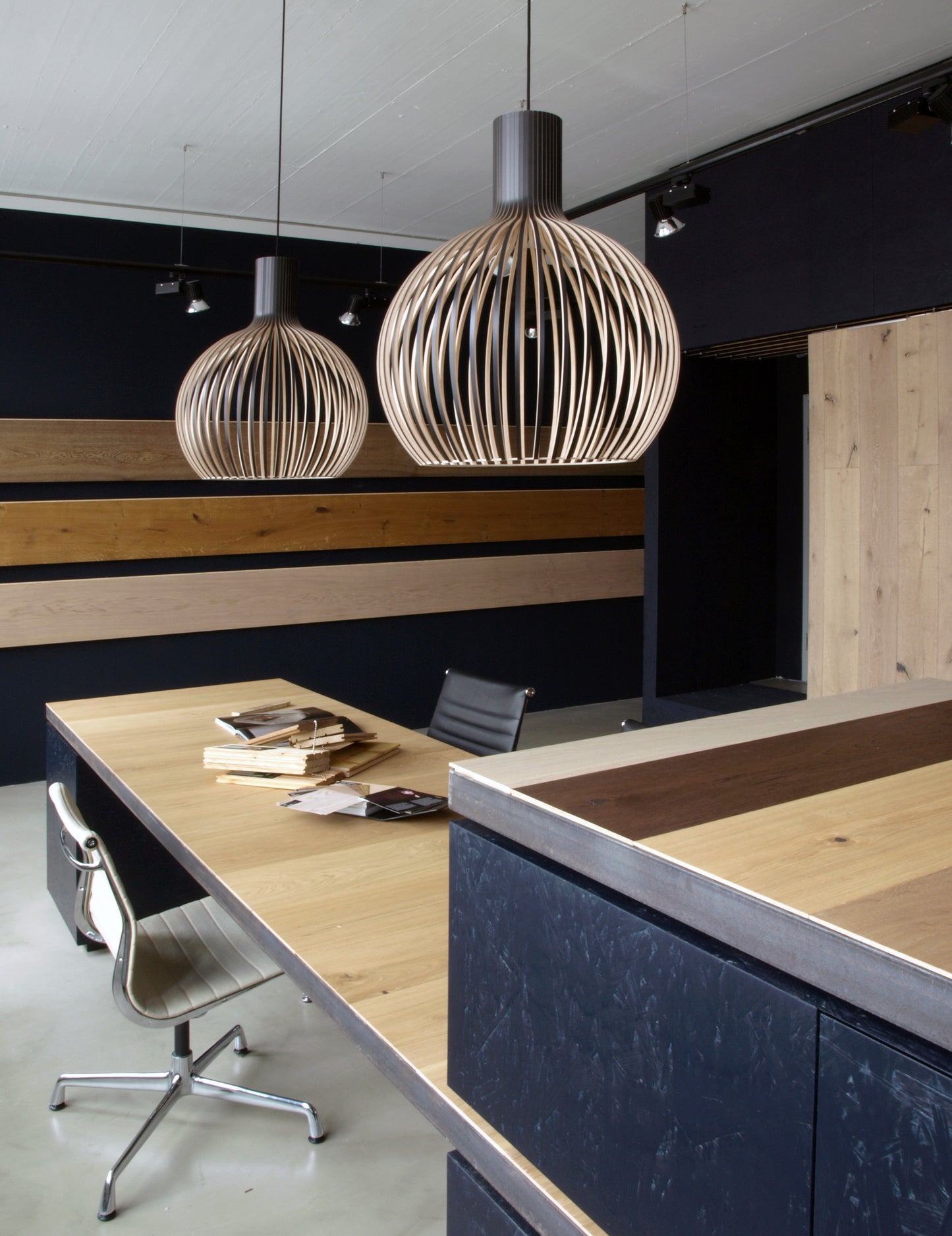Arbeits- und Präsentationsbereich in einem modernen Parkettverkaufsladen, ausgestattet mit maßgeschneiderten Holzmöbeln.