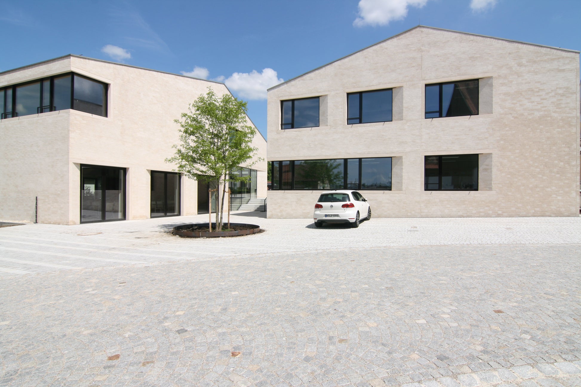 Außenansicht der neuen Ortsmitte in Wettstetten mit Rathaus, Saalgebäude und Tagespflege.