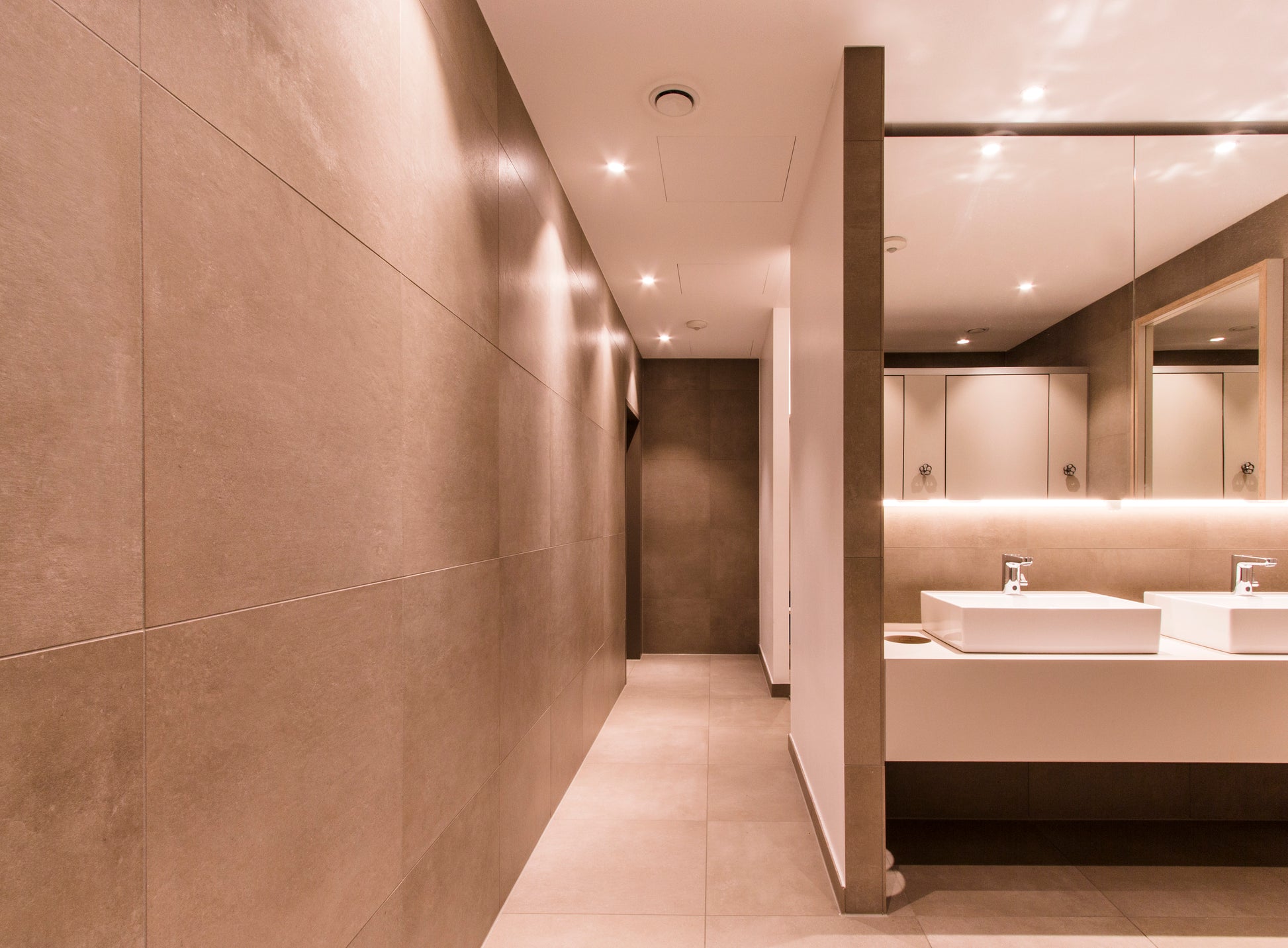 Detailaufnahme einer modern gestalteten Dusche mit klaren Linien und dezenten Farbkonzepten.