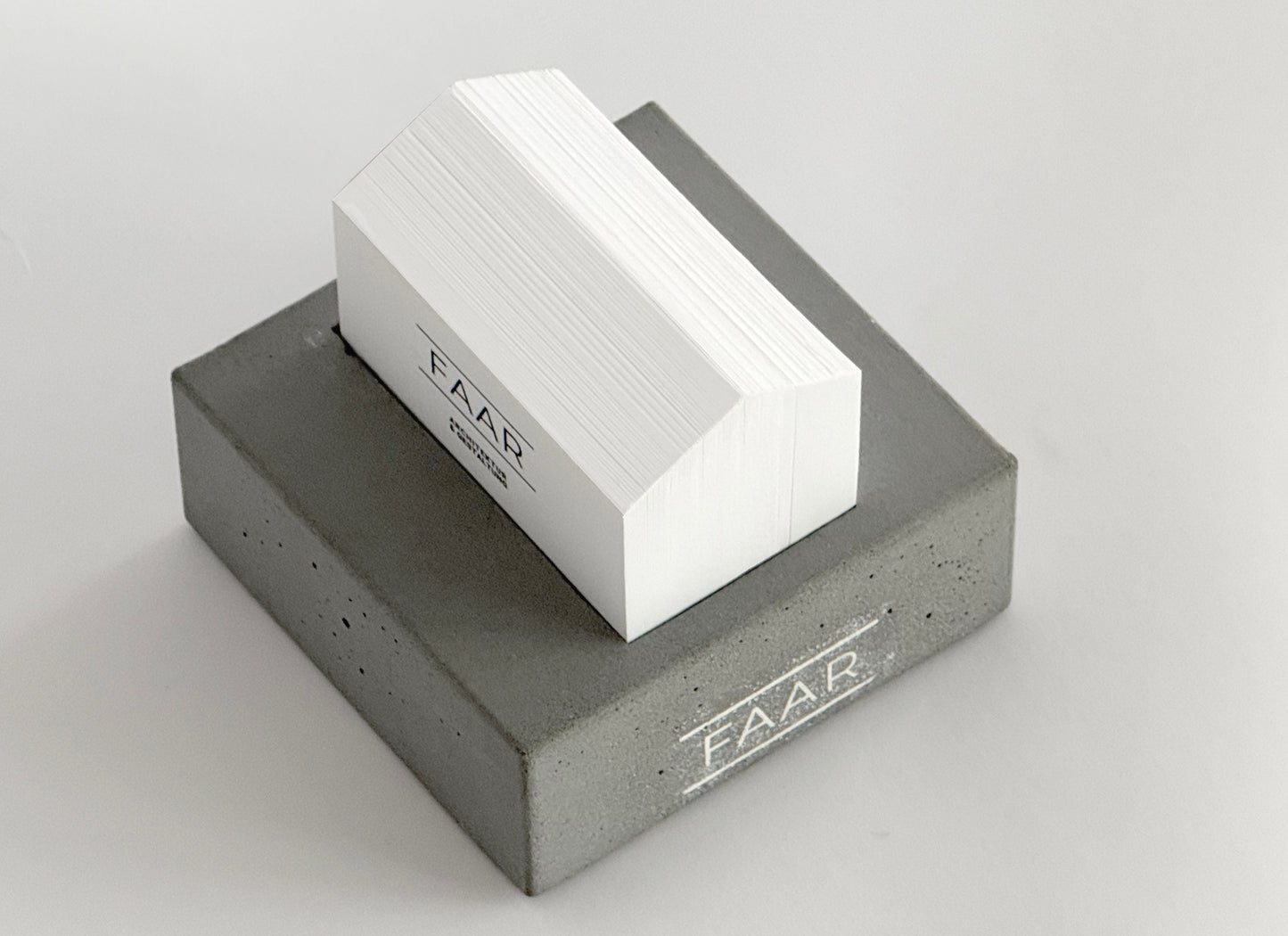 Milestone - Visitenkartenhalter aus Beton