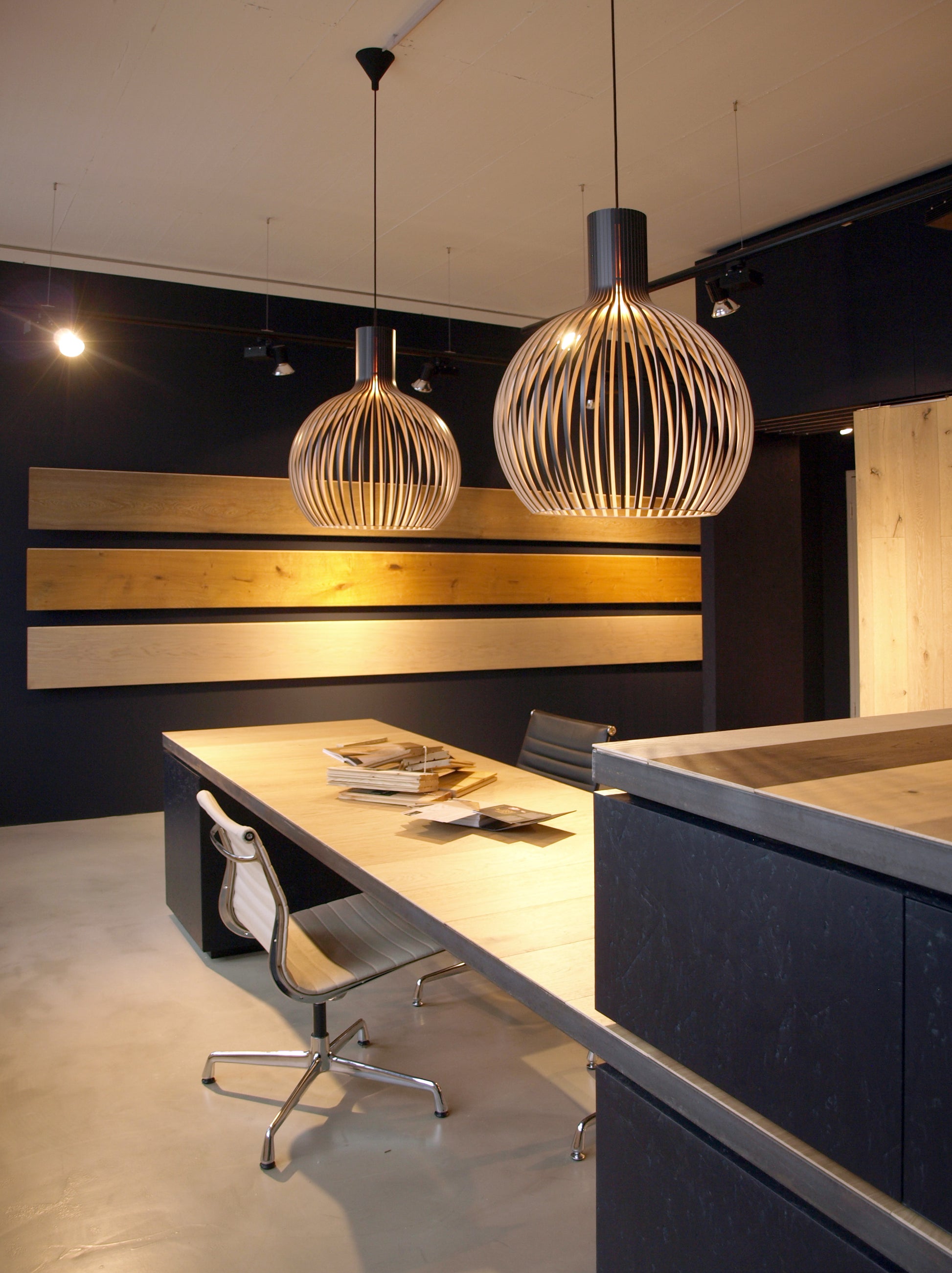 Übersicht über den modernen Parkett-Showroom mit individuell gestalteten Präsentationselementen und eleganter Beleuchtung.