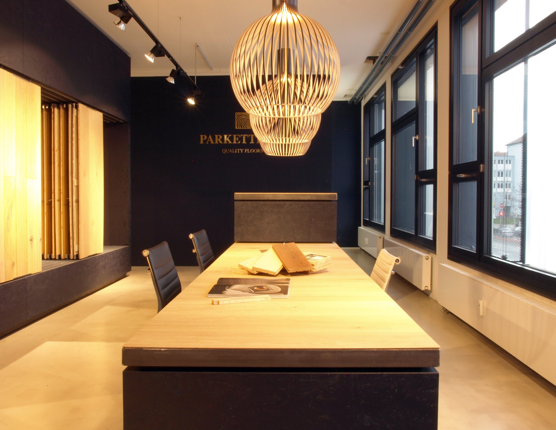 Einladender Besprechungsbereich im Parkett-Showroom mit hochwertigem Holzdesign und funktionaler Raumgestaltung.