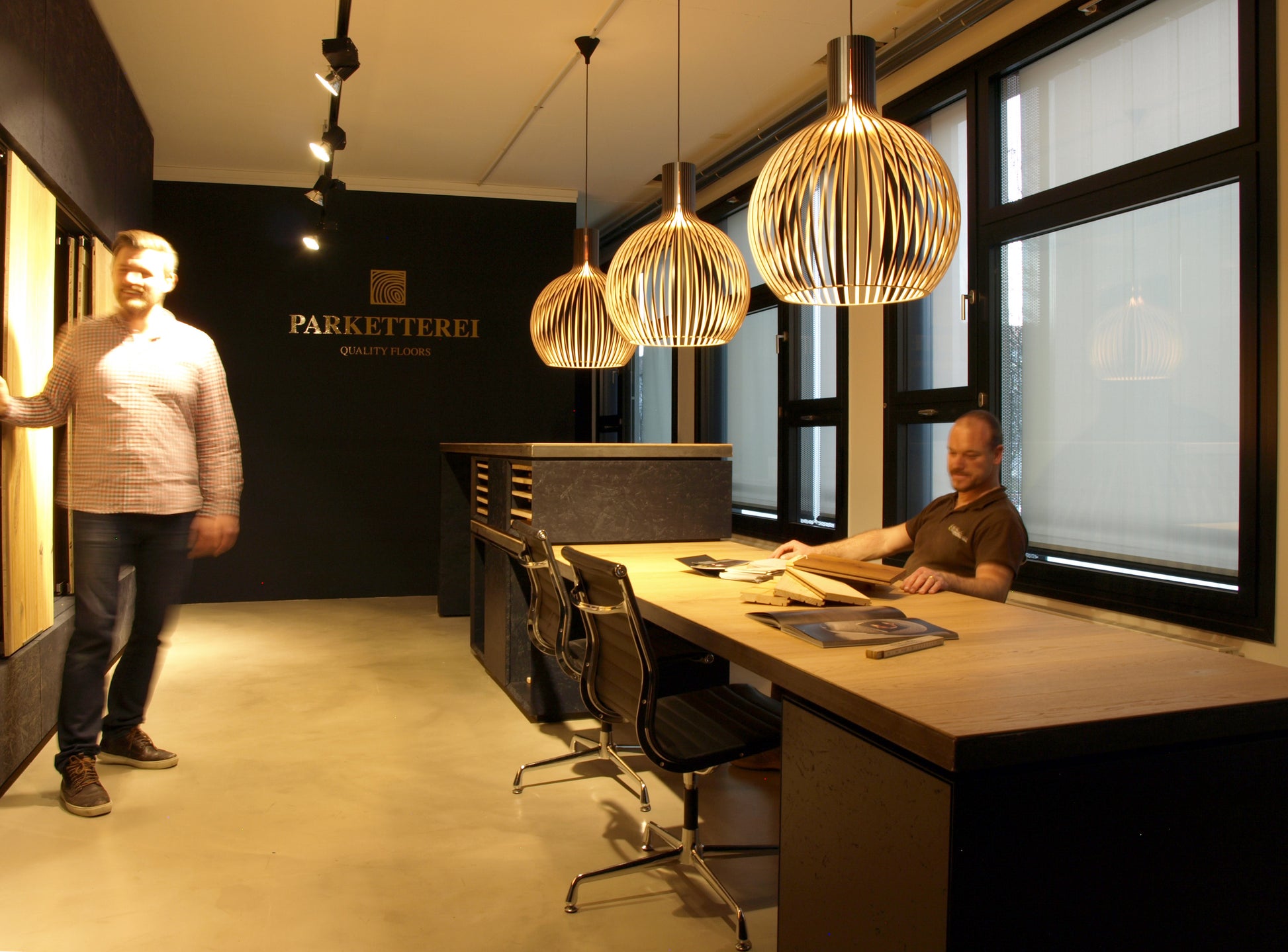 Einladender Parkett-Showroom mit moderner Einrichtung, abgestimmt auf die Bedürfnisse von gewerblichen Kunden.